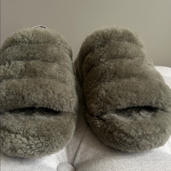 UGGS - Picture 3 of 7